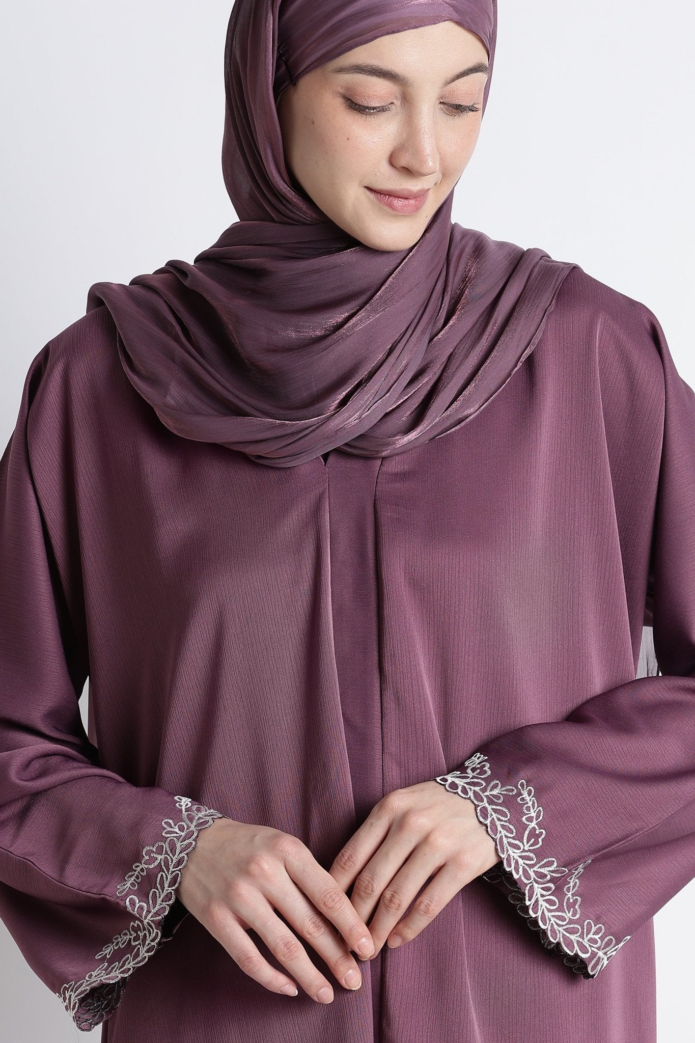 Ainaura | Royal Plum Scalloped Dubai Abaya - AinAura