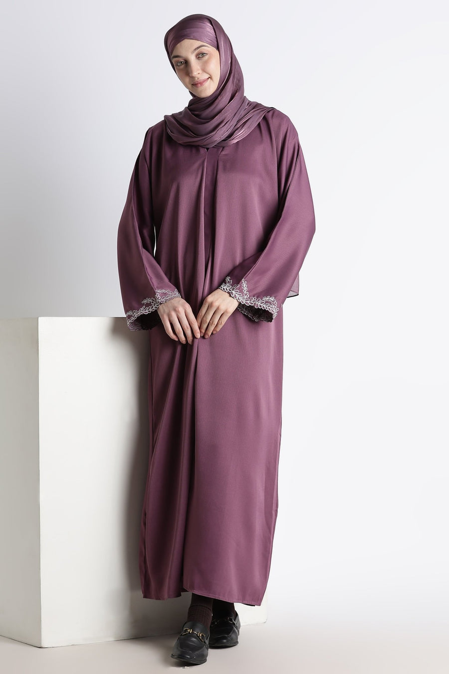 Ainaura | Royal Plum Scalloped Dubai Abaya