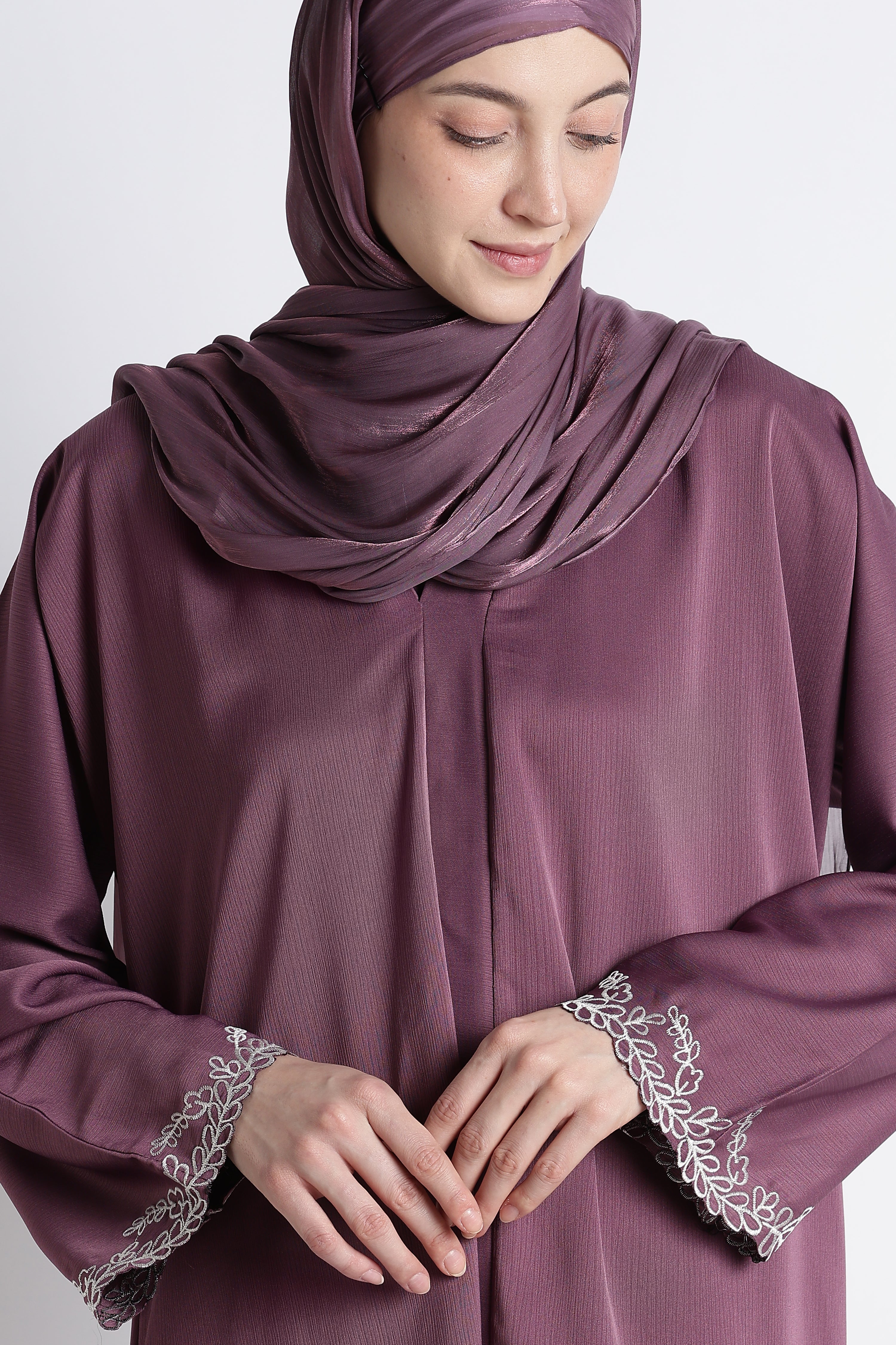 Ainaura | Royal Plum Scalloped Dubai Abaya