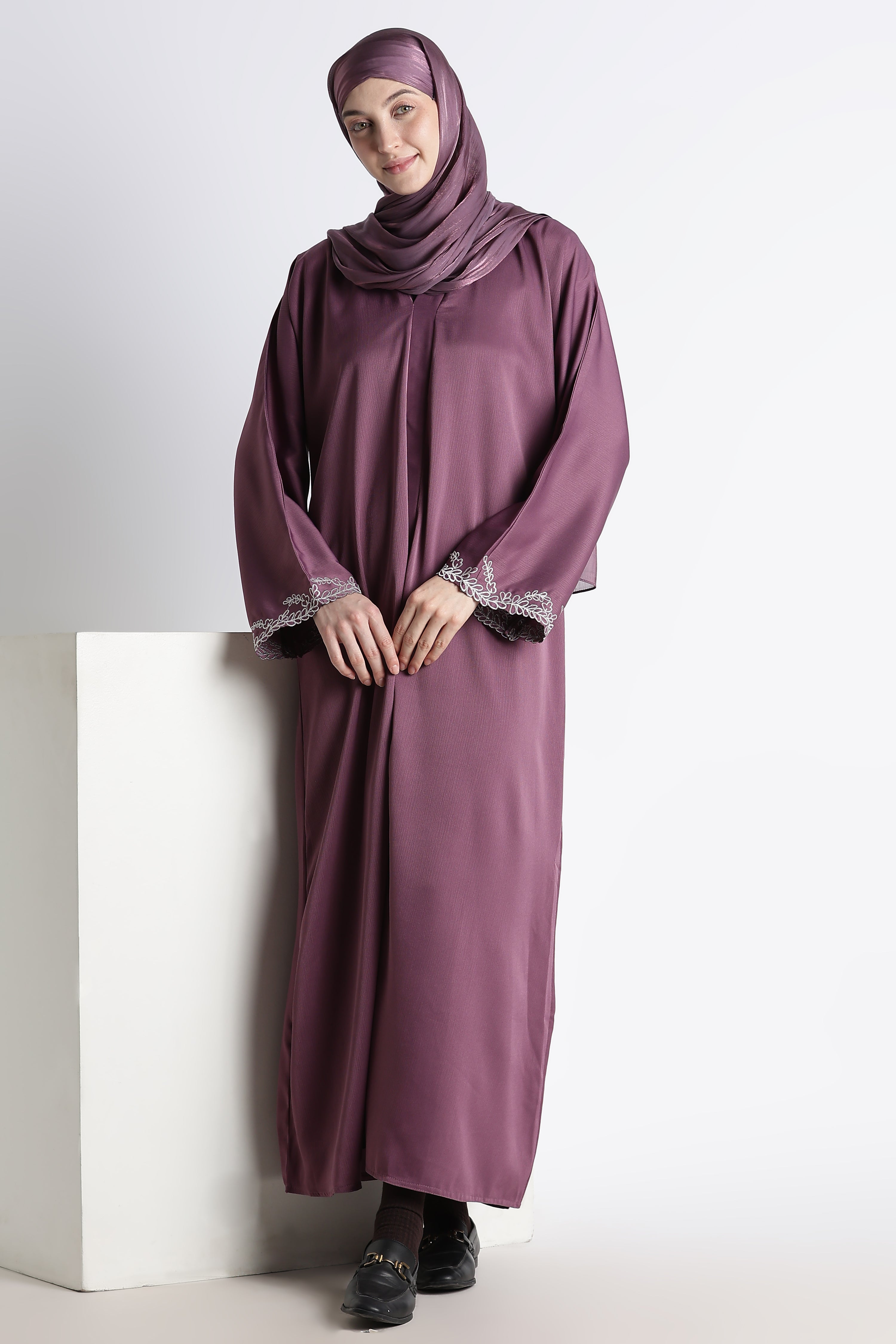 Ainaura | Royal Plum Scalloped Dubai Abaya