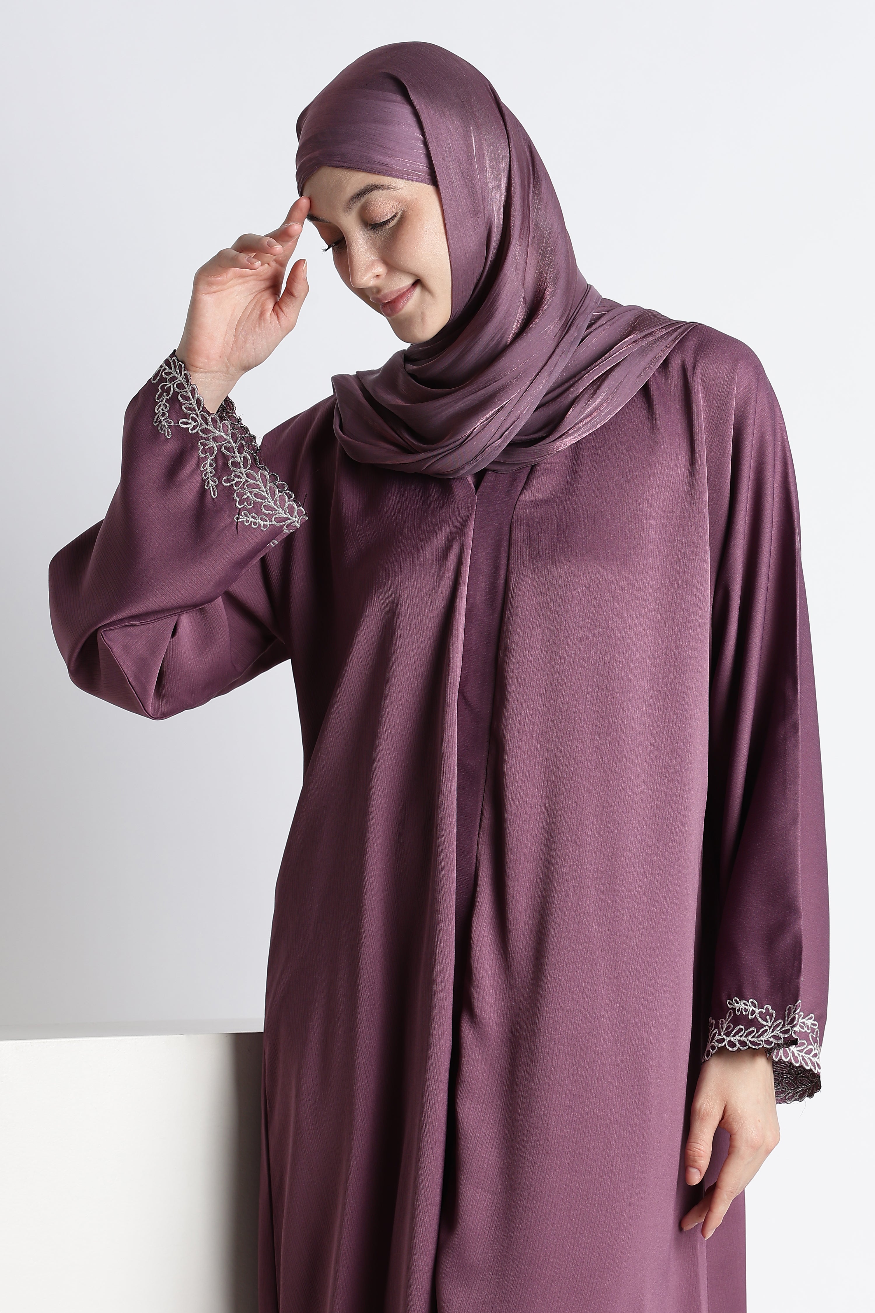 Ainaura | Royal Plum Scalloped Dubai Abaya